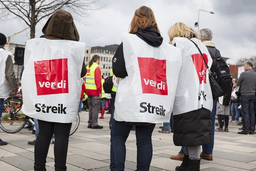 Mögliche Warnstreiks? Drei Streikende Frauen der Gewerkschaft Ver.di